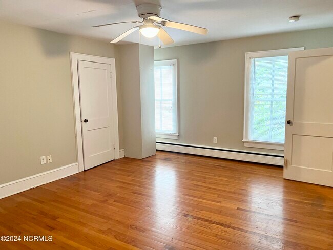 Building Photo - 702 W Main St