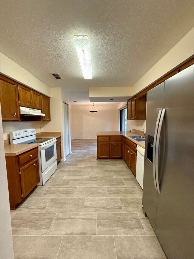 Building Photo - Great Three Bedroom Two Bath Home in Great...