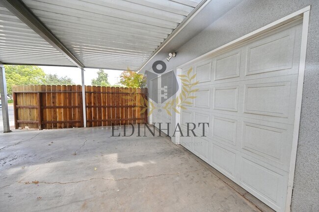 Building Photo - 412 W Sample Ave