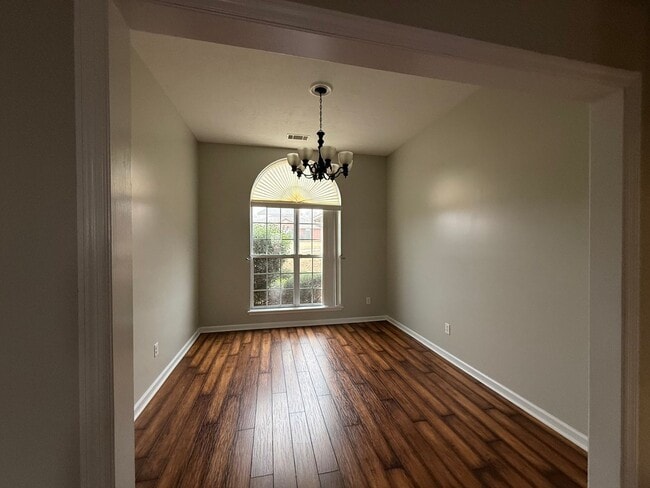 Building Photo - HOME FOR LEASE 4 BR 2 BATH RANCHSTYLE  SPLIT FLOOR PLAN AND OPEN  LARGE  FENCED BACKYARD  CONVENI...