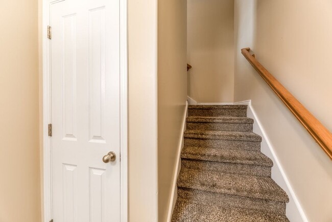 Building Photo - Beautiful Townhouse in Great Location!