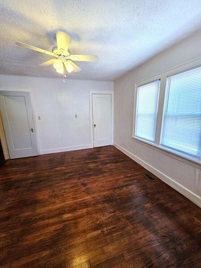 Building Photo - 3 Bed, 1 Bath Home in NW OKC Close to Plaza District