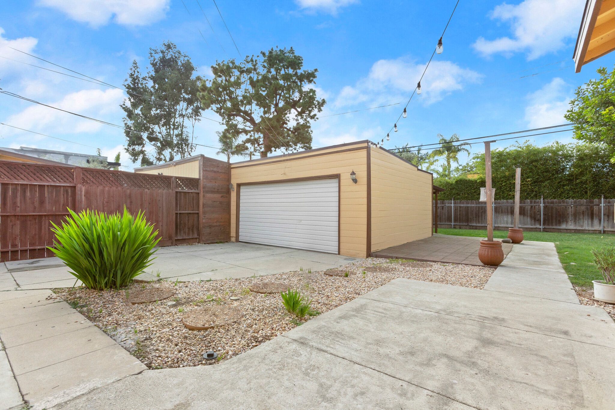 Building Photo - 827 N Laurel Ave