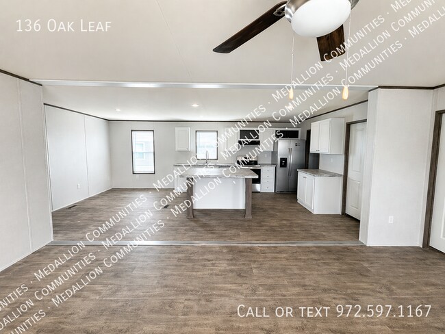 Building Photo - 136 Oak Leaf