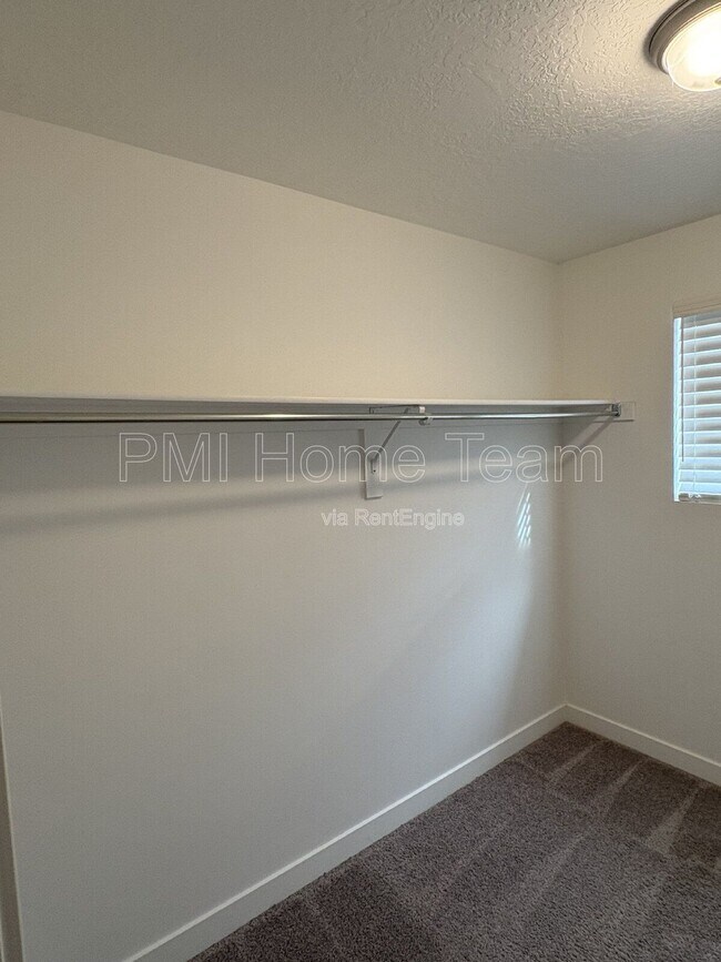 Building Photo - 1616 W Parkview Dr