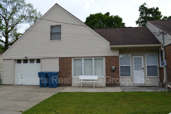 Building Photo - 6057 Rosslyn Ave