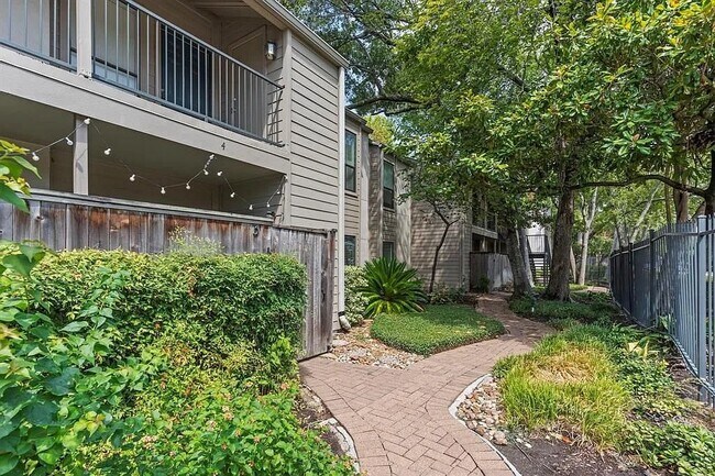 Building Photo - 1100 Augusta Dr