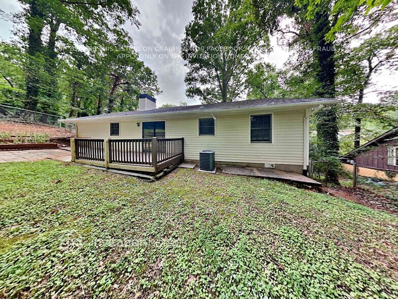 Building Photo - 1650 Lakeview Pl