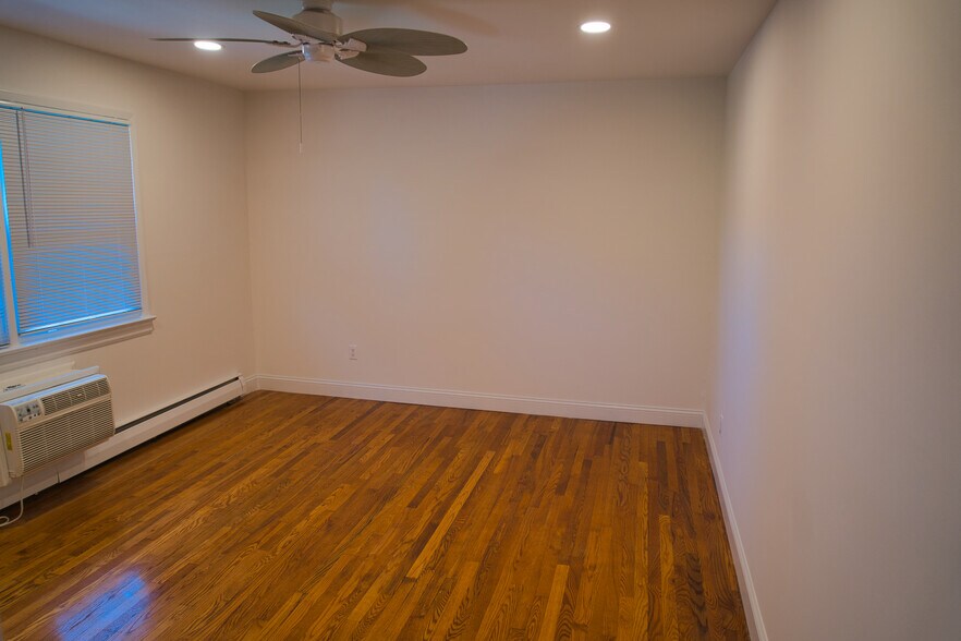 Bedroom (from door) - 364 Westwood Ave