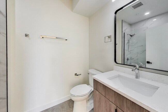 Building Photo - 1950 W Lawrence Ave