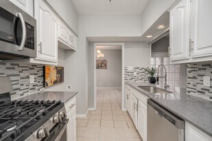 Building Photo - 317 Benjamin St