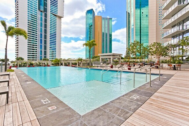 Building Photo - Luxurious Convenience in the Heart of Honolulu - Waihonua 2904