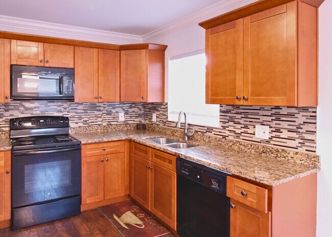 Building Photo - Charming Renovated Tampa Home with Fully Fenced Front & Backyard