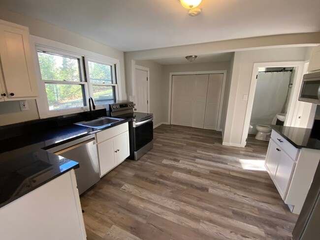 Building Photo - COLERAIN - Adorable 2+ bed 1 bath ranch on...