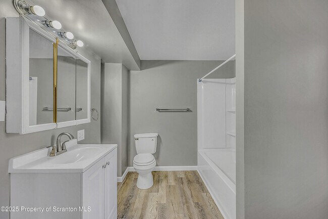 Building Photo - 916 W Linden St