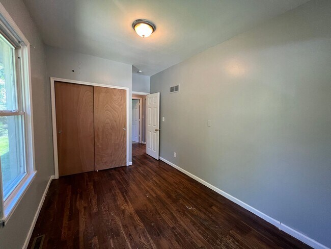 Building Photo - 2 bedroom 1 bathroom gem in Harrison Towns...