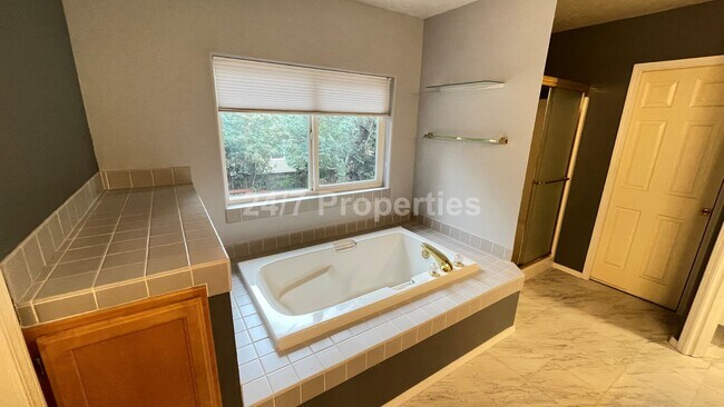 Building Photo - Inviting 3 BD | 2.5 BA Home w/ Massive Bac...