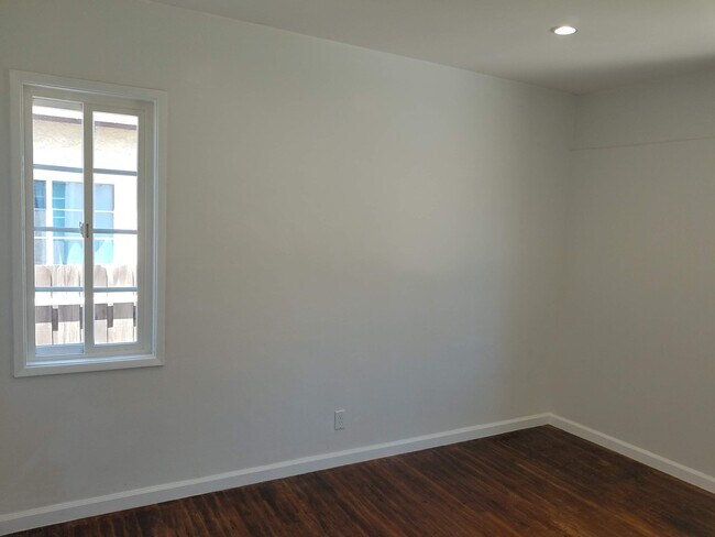 Building Photo - 6000 Lindley Ave