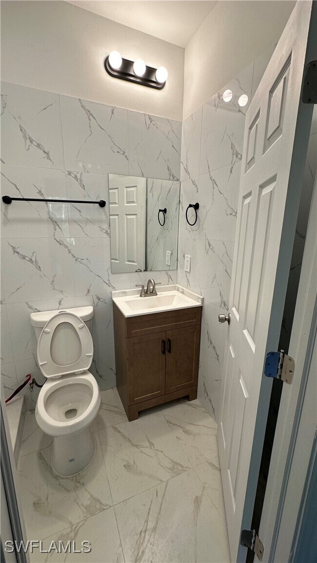 Building Photo - 2167 Della Dr