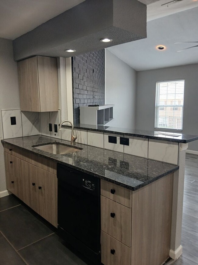 Building Photo - 2nd Floor Condo 1 Bedroom and 1 Bath