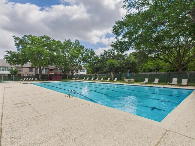 Building Photo - 10380 Briar Forest Dr