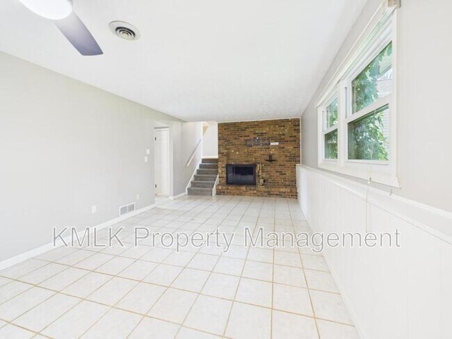 Building Photo - 874 Pleasant St