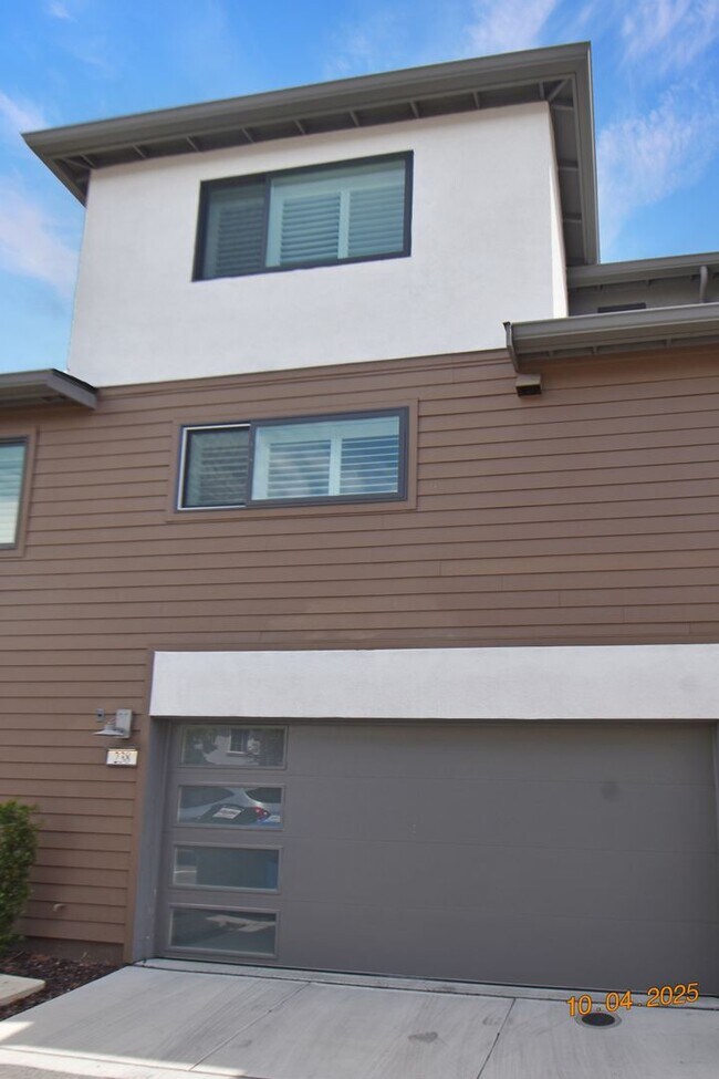 Building Photo - LuxurSmart Townhome with Solar | 3 Bed | 3.5 Bath | Built in 2021 | Walk to Sprouts/Dining