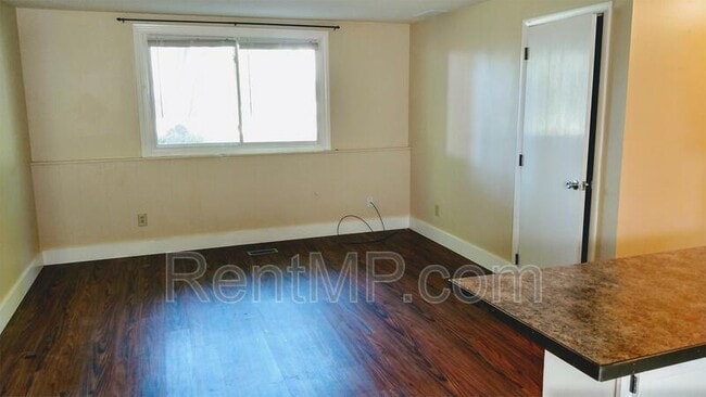 Building Photo - 303 S Oak St