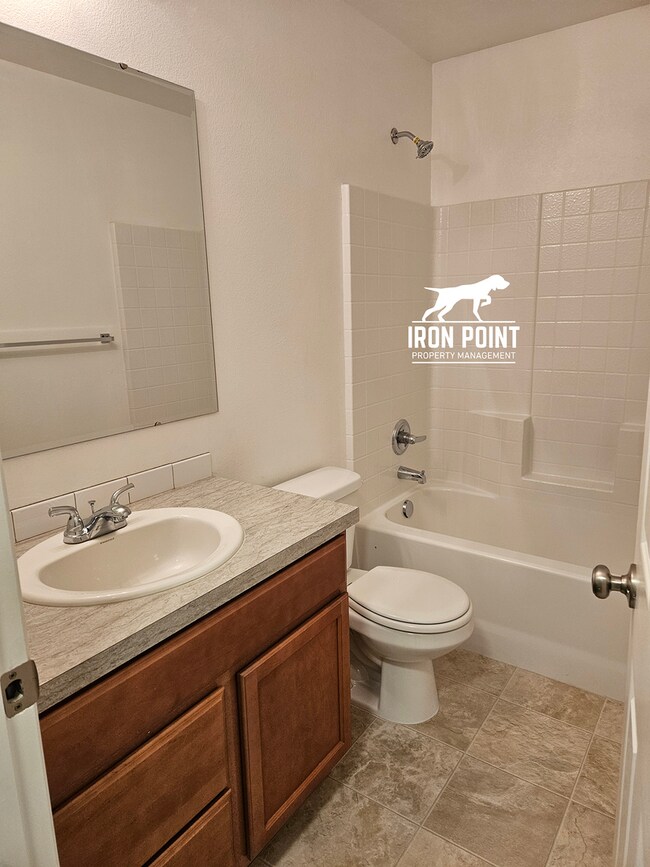 Building Photo - Move-in Ready Home w/new paint & flooring ...