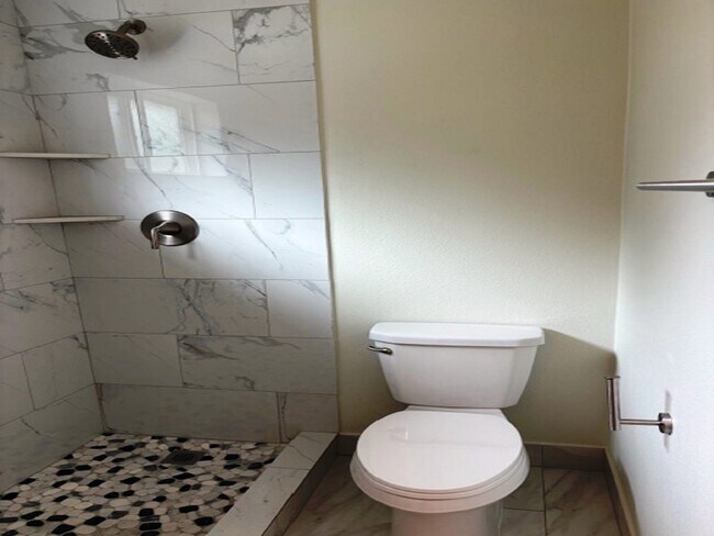 Building Photo - 5363 King Richard Dr