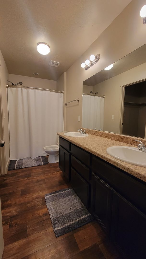 Building Photo - Dashing Edgewater Townhome