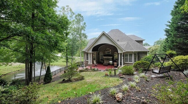 Building Photo - Luxury Waterfront Rental in Gated Montebello Community