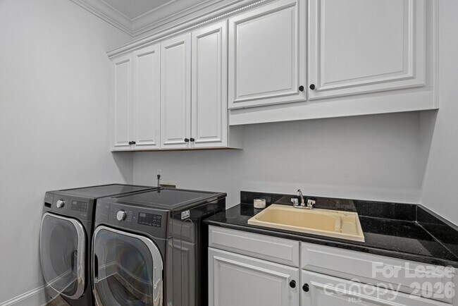 Building Photo - 3813 Lakeside Dr