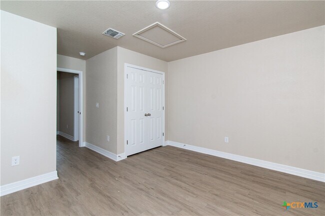 Building Photo - 806 White Meadow Ln