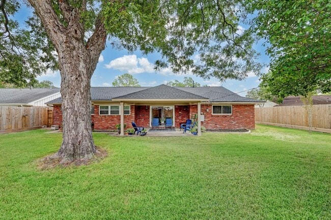 Building Photo - 2910 Freshmeadows Dr