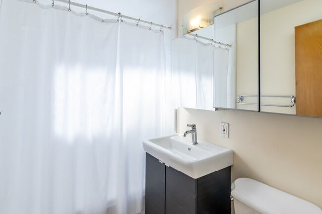 Building Photo - 9635 Gerald Ave