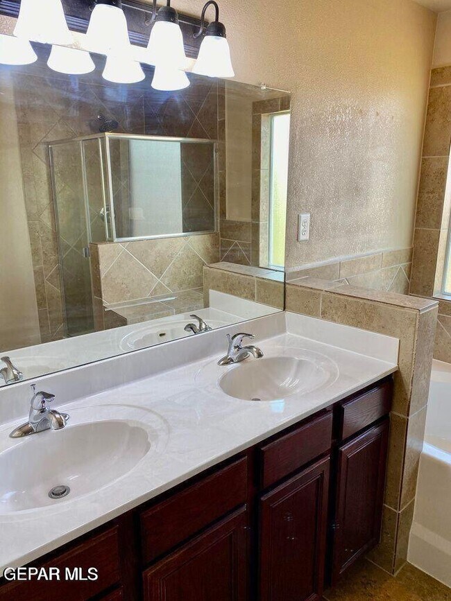 Building Photo - 12331 Sombra Grande Dr