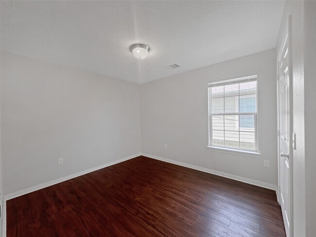 Building Photo - 7405 Blue Jay Dr