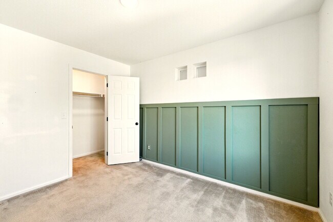 Building Photo - 3 Bedroom 2.5 Bathroom "Like-new" Single Family Home Immediately!