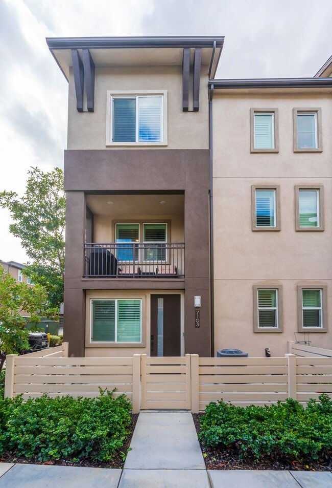 Building Photo - Newer townhome rental located in the gated One Seven Eight community!