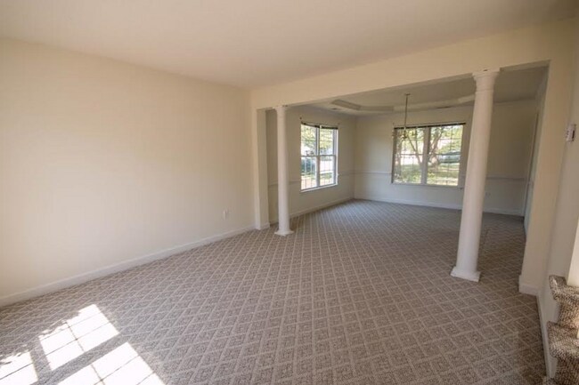 Building Photo - 4 bedroom/2.5 bathroom- Michaels Woods