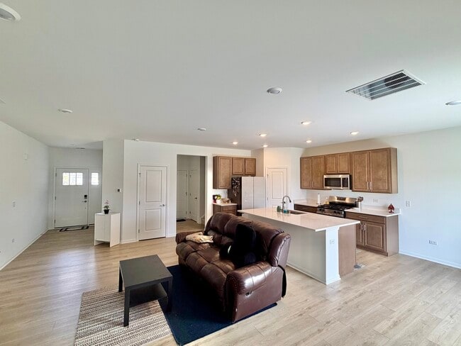 Building Photo - 331 Red Oak Cir