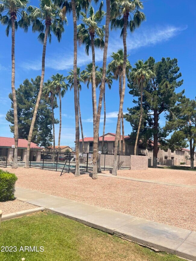 Building Photo - 623 W Guadalupe Rd
