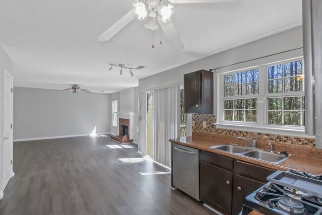 Building Photo - Spacious and inviting