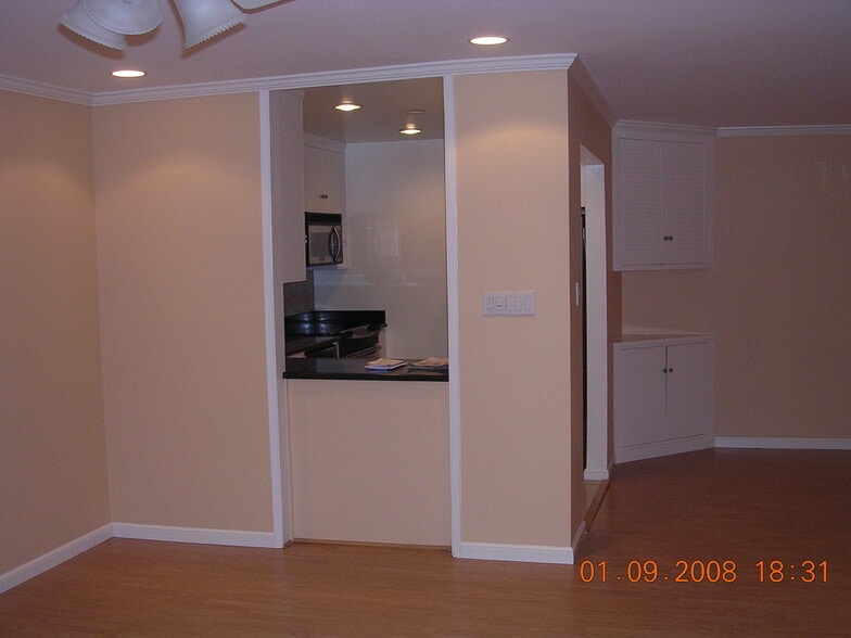 Kitchen pass through to Family room - 200 Elm St