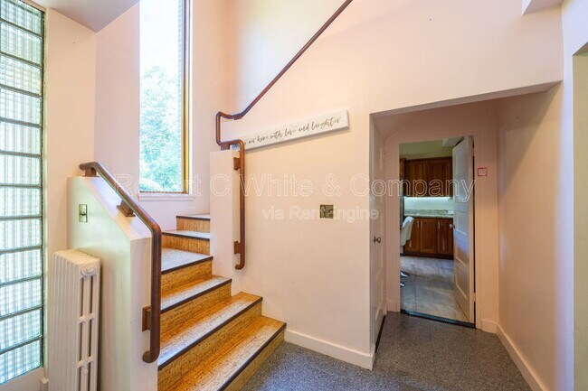 Building Photo - 205 Jinny Hill Rd