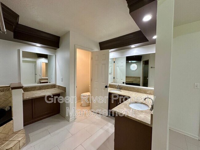 Building Photo - 3288 Deerfield Pointe Dr