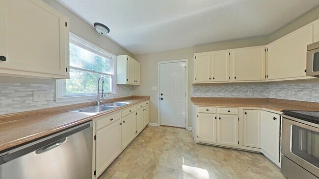 Building Photo - 5775 Sonora Pl