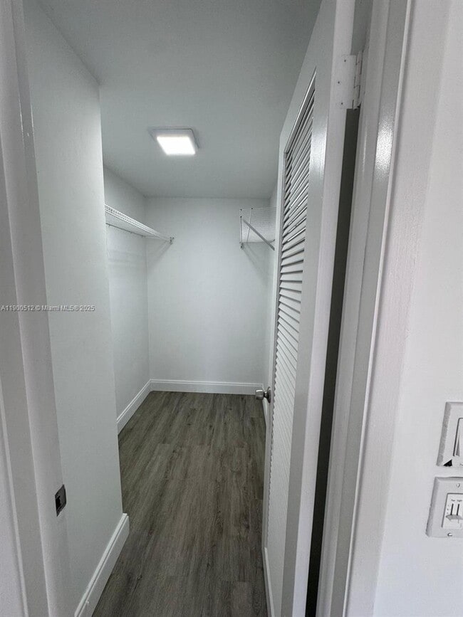 Building Photo - 9155 Fontainebleau Blvd