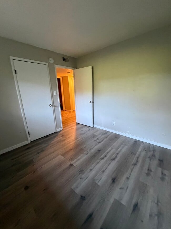 Building Photo - 3 bedroom 1 bath duplex